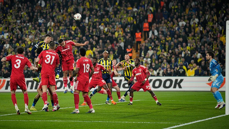 Nottingham Forest's Murillo, center, defends a high ball during a Europa league play-off first leg soccer match between Fenerbahce and Nottingham Forest in Istanbul, Turkey, Thursday, Feb. 19, 2026.
- (AP Photo/Emrah Gurel)