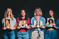 | Photo: IMAGO/Newscom/EyePress : Fighting Back: Four women who survived sexual abuse at the hands of Jeffrey Epstein hold photos of their younger versions, the age at which they met Epstein