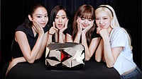 YouTube  : BLACKPINK With Their Red Diamond Creator Award 