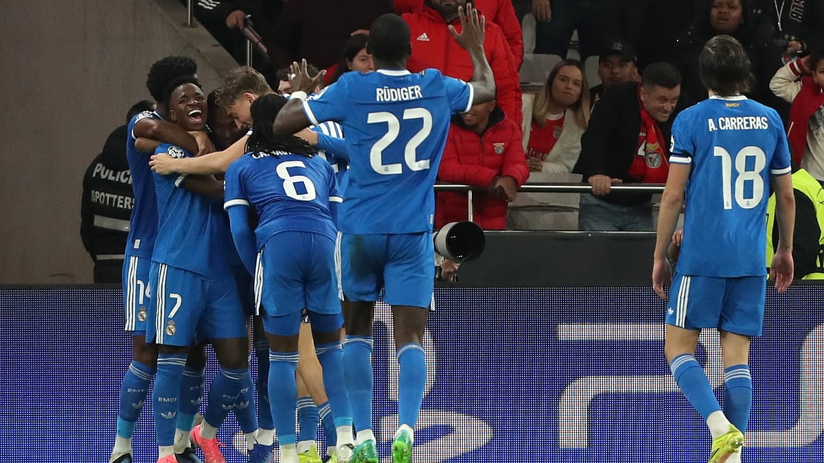 Real Madrid's Vinicius Junior celebrates with team mates the opening goal during a Champions League playoff soccer match between SL Benfica and Real Madrid in Lisbon, Portugal, Tuesday, Feb. 17, 2026.  - | Photo: AP/Pedro Rocha