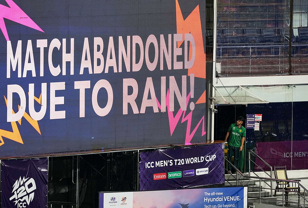 Pakistan's Usman Khan looks at a large screen announcing that the T20 World Cup cricket match between New Zealand and Pakistan is abandoned due to rain, in Colombo, Sri Lanka. - | Photo: AP/Eranga Jayawardena