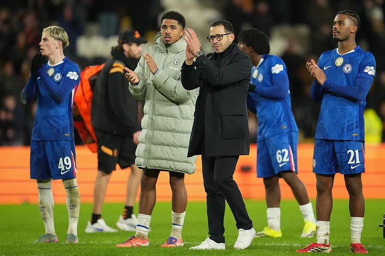Chelsea players thank the fans after the Champions League match between Liverpool and Real Madrid in Liverpool, England, Tuesday, Nov. 4, 2025. - | Photo: AP/Jon Super
