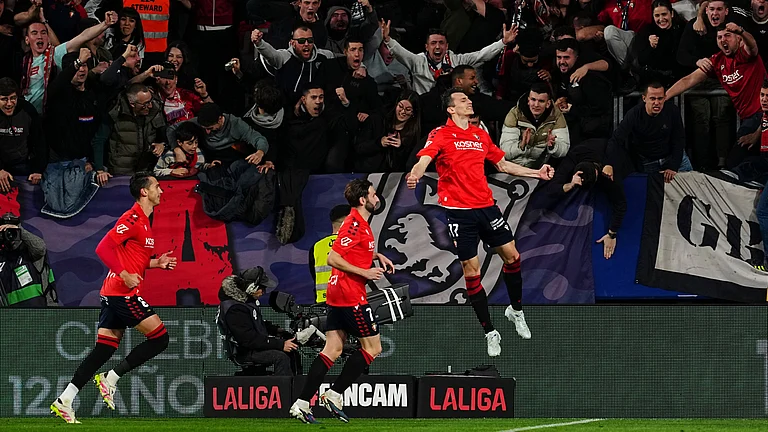 Osasuna's Ante Budimir celebrates after scoring the opening goal from a penalty kick during a Spanish La Liga soccer match between Osasuna and Real Madrid in Pamplona, Spain, Saturday, Feb. 21, 2026. - | Photo: AP/Miguel Oses