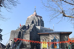 IMAGO / ZUMA Press Wire : Devotees standing in queues to offer prayers at the Shankaracharya Temple on the occasion of Mahashivratri festival