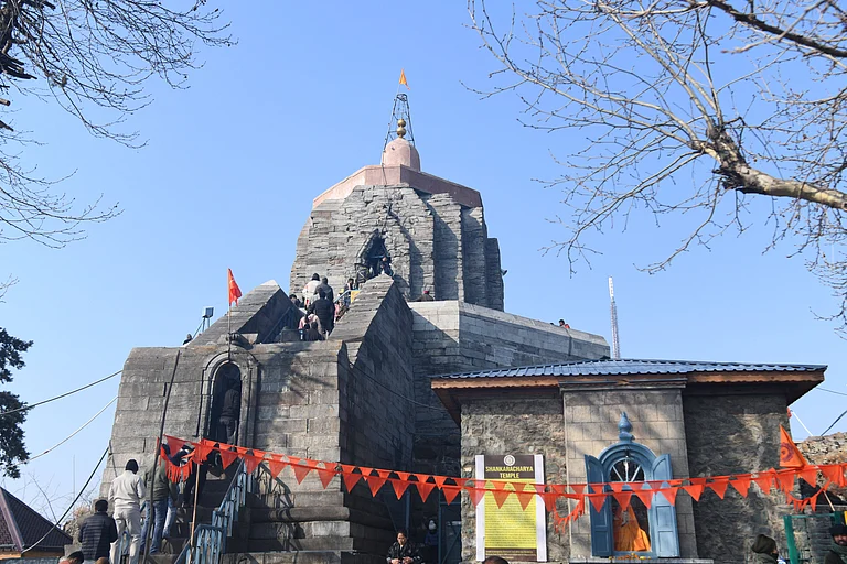 Devotees standing in queues to offer prayers at the Shankaracharya Temple on the occasion of Mahashivratri festival - IMAGO / ZUMA Press Wire