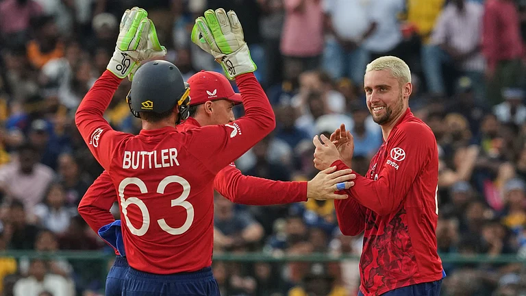 England's Will Jacks, right, celebrates with teammates the wicket of Sri Lanka's Kusal Mendis during the T20 World Cup cricket match between Sri Lanka and England in Pallekele, Sri Lanka, Sunday, Feb. 22, 2026 - (AP Photo/Eranga Jayawardena)