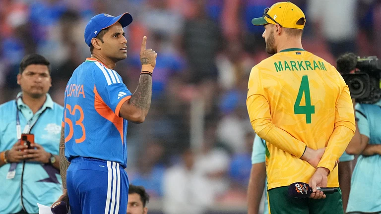South Africa's captain Aiden Markram, right, and India's captain Suryakumar Yadav have a chat before the coin toss of the T20 World Cup cricket match between India and South Africa in Ahmedabad, India, Sunday, Feb. 22, 2026 - (AP Photo/Ajit Solanki)