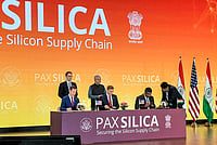  IMAGO / ANI News : The signing of the Pax Silica Declaration and the India-U.S. Joint Statement on AI Opportunity Partnership on the margins of the AI Impact Summit in New Delhi, New Delhi, Feb 20 (ANI): Union Minister Ashwini Vaishnaw, with Director of the White House Office of S&T Policy, Michael Kratsios witness the signing of the Pax Silica Declaration and the India-U.S. Joint Statement on AI Opportunity Partnership on the margins of the AI Impact Summit, in New Delhi on Friday.