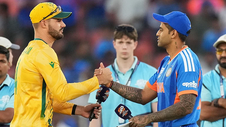 South Africa's captain Aiden Markram, left, shakes hands with India's captain Suryakumar Yadav after the coin toss of the T20 World Cup cricket match between India and South Africa in Ahmedabad, India, Sunday, Feb. 22, 2026 - (AP Photo/Ajit Solanki)