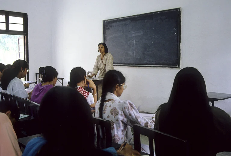 Guest teachers are the most affected. Despite having equal qualifications and performing the same work as permanent staff, they face systematic exploitation and are treated as inferior within their own institutions. - IMAGO / imagebroker