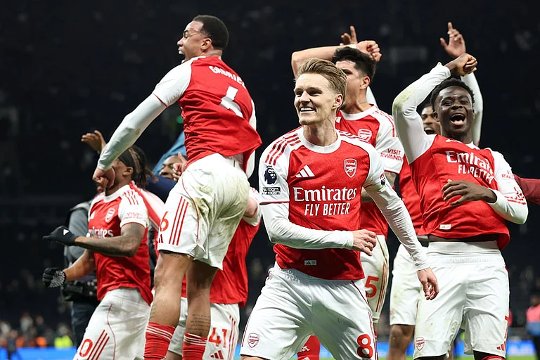 Arsenal players celebrate winning the English Premier League soccer match between Tottenham Hotspur and Arsenal in London. - | Photo: AP/Ian Walton