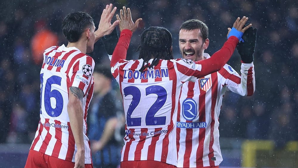 Atletico Madrid's Ademola Lookman, centre back to the camera, celebrates with Antoine Griezmann, right, and Nahuel Molina after scoring his side's second goal during the Champions League play-off first leg soccer match between Club Brugge and Atletico Madrid, in Bruges, Belgium. - | Photo: AP/Omar Havana