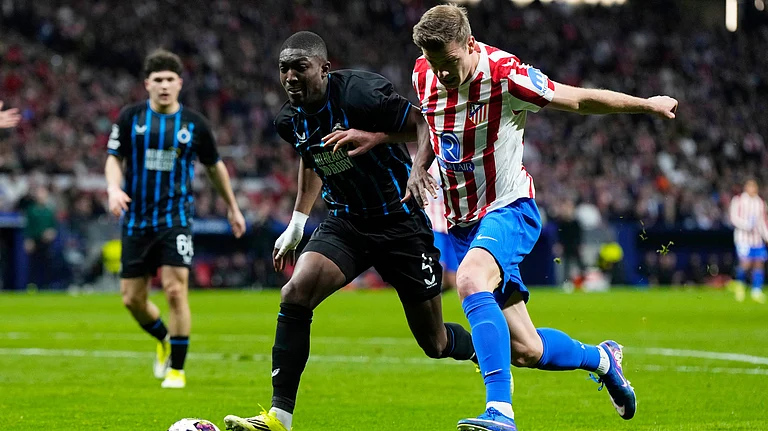 Atletico Madrid's Alexander Sorloth, right, and Brugge's Joel Ordonez fight for the ball during the Champions League play-off second leg soccer match between Atletico Madrid and Club Brugge, in Madrid, Spain, Tuesday, Feb. 24, 2026 - (AP Photo/Manu Fernandez)