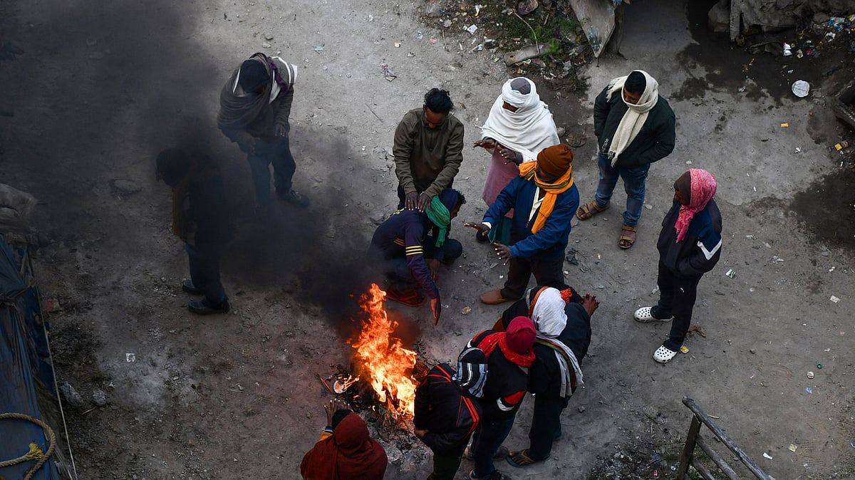 Jan 05 (ANI): People gather around a bonfire to keep themselves warm on a cold winter morning, in Ranchi, Jharkhand - Source: IMAGO / ANI News