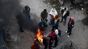Source: IMAGO / ANI News : Jan 05 (ANI): People gather around a bonfire to keep themselves warm on a cold winter morning, in Ranchi, Jharkhand