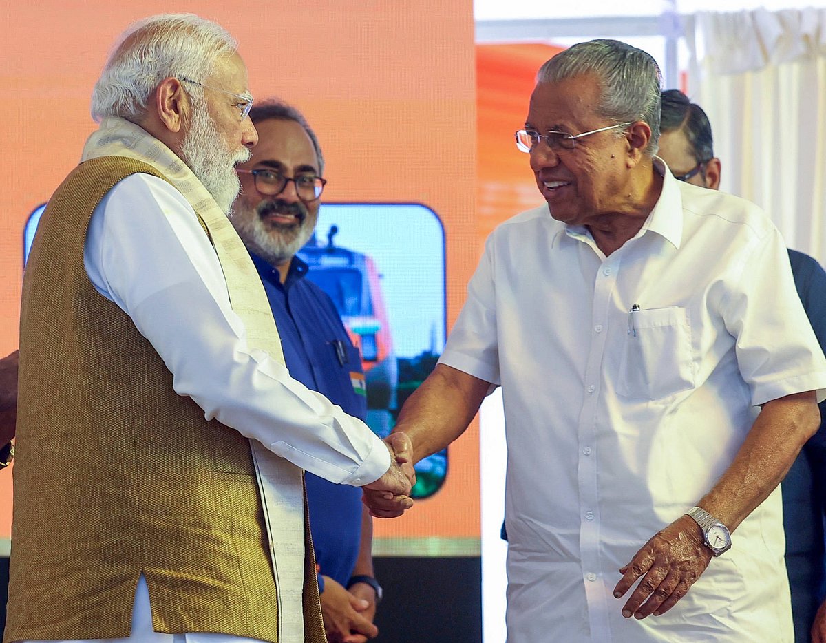  Prime Minister Narendra Modi shakes hands with State Chief Minister Pinarayi Vijayan during a programme, in Thiruvananthapuram on Friday. -  IMAGO / Hindustan Times