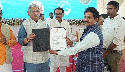 Union Minister Rajiv Ranjan Singh hands over a digital Access Pass to a fisher in Veraval