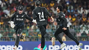 (AP Photo/Eranga Jayawardena) : New Zealand's Tim Seifert, left, celebrates with teammates the wicket of Sri Lanka's Pavan Rathnayake during the T20 World Cup cricket match between Sri Lanka and New Zealand in Colombo, Sri Lanka, Wednesday, Feb. 25, 2026