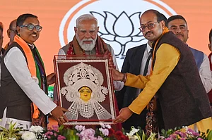 IMAGO / Hindustan Times : PM Narendra Modi received an idol of Goddess Durga during the public rally at Singur, Hooghly district, on January 18, 2026 in Singur, India. PM Modi accused the TMC government of playing with national security by aiding infiltrators for vote-bank politics, and said it was necessary to end its maha jungle raj in West Bengal to pave the way for development and good governance.