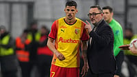 | Photo: AP/Daniel Cole : Lens' head coach Franck Haise talks to Lens' Florian Sotoca during a French League One soccer match between Marseille and Lens at the Stade Velodrome stadium in Marseille, France, Sunday, April 28, 2024. 
