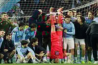 | Photo: AP/Lalo R. Villar : Celta's players celebrate their team victory at the end of the second leg of the Europa League playoff soccer match between Celta Vigo and PAOK in Vigo, Spain.