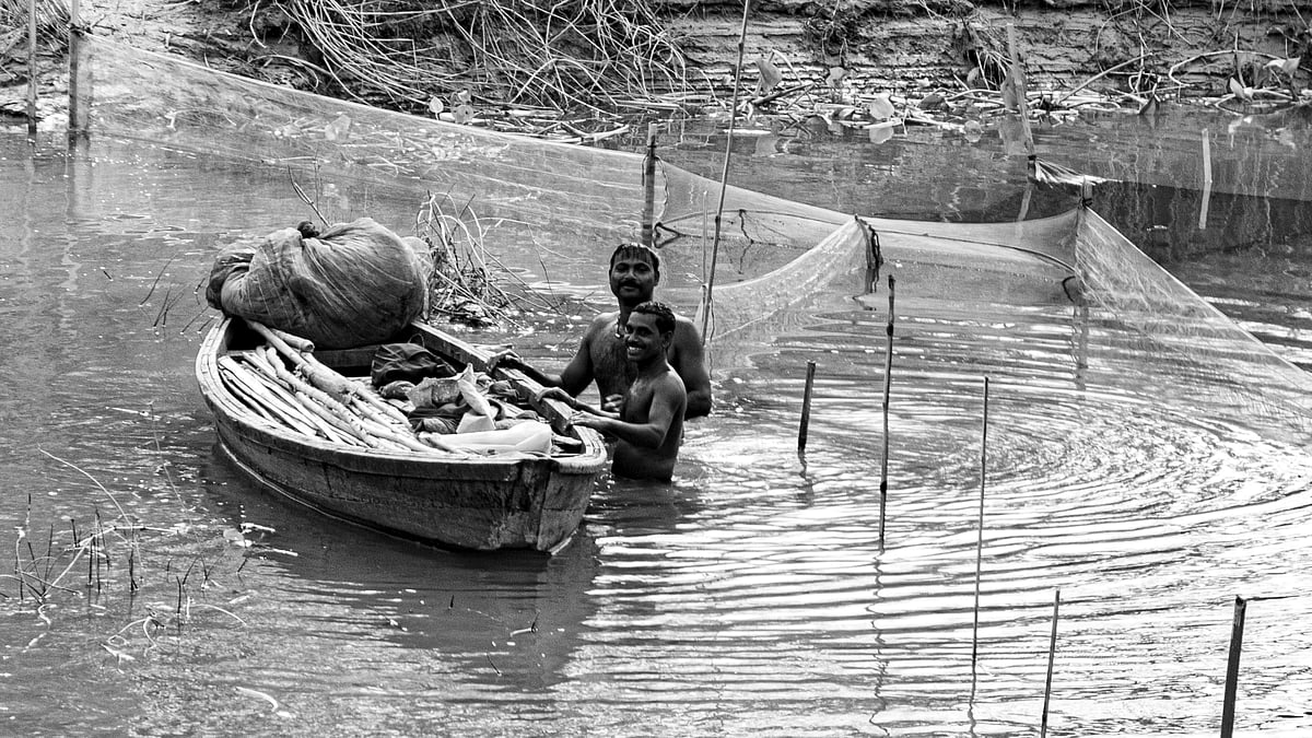 Fisherman looking for fish in the river or lake, Begusarai, Bihar - Photo: IMAGO / Depositphotos