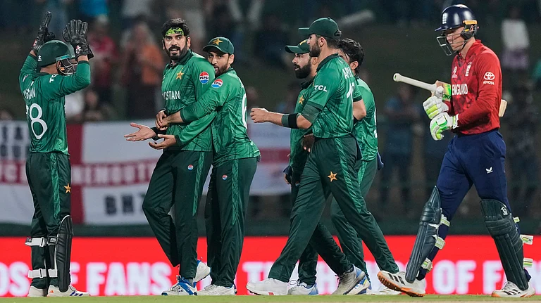 Pakistan's Usman Tariq, centre, celebrates with teammates the wicket of England's Tom Banton, right, leaves the ground after losing his wicket during the T20 World Cup cricket match between England and Pakistan in Pallekele, Sri Lanka, Tuesday, Feb. 24, 2026. - | Photo: AP/Eranga Jayawardena