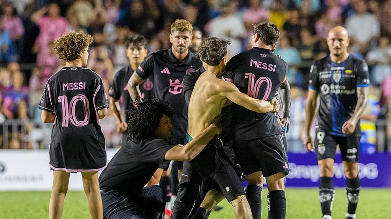 Lionel Messi Knocked Down: Inter Miami Star Escapes Unhurt In Crazy Puerto Rico Outing - Watch