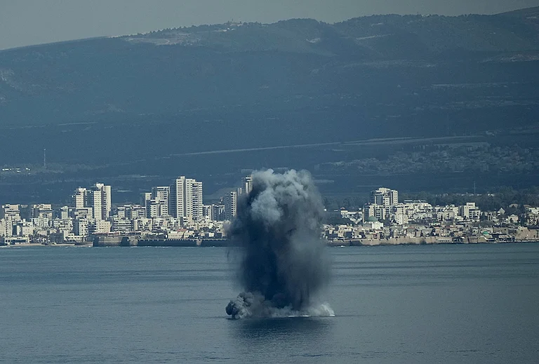 An incoming projectile explodes over the water as Israel issues a nationwide alert following its strikes on Iran, in Haifa Bay, northern Israel. - | Photo: AP/Leo Correa
