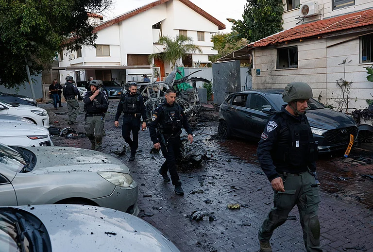 Israeli policemen survey a missile attack from Iran in Rosh HaAyin, Israel. - | Photo: AP/Tomer Appelbaun