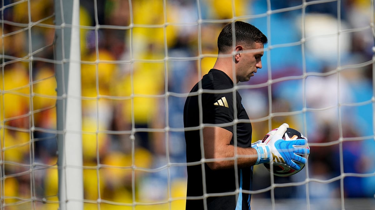 Argentina's goalkeeper Emiliano Martinez holds a ball while warming up prior to a qualifying soccer match against Colombia for the FIFA World Cup 2026 at the Metropolitano Roberto Melendez stadium in Barranquilla, Colombia, Tuesday, Sept. 10, 2024.  - (AP Photo/Fernando Vergara)