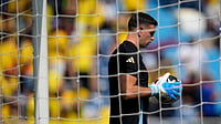 (AP Photo/Fernando Vergara) : Argentina's goalkeeper Emiliano Martinez holds a ball while warming up prior to a qualifying soccer match against Colombia for the FIFA World Cup 2026 at the Metropolitano Roberto Melendez stadium in Barranquilla, Colombia, Tuesday, Sept. 10, 2024. 