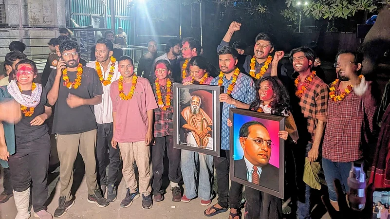 JNU students in front of Tihar Jail after their release