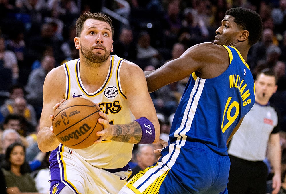 Los Angeles Lakers guard Luka Doncic (77) drives past Golden State Warriors guard Nate Williams (19) during the third quarter of their NBA basketball game in San Francisco.  - | Photo: Stephen Lam/San Francisco Chronicle via AP