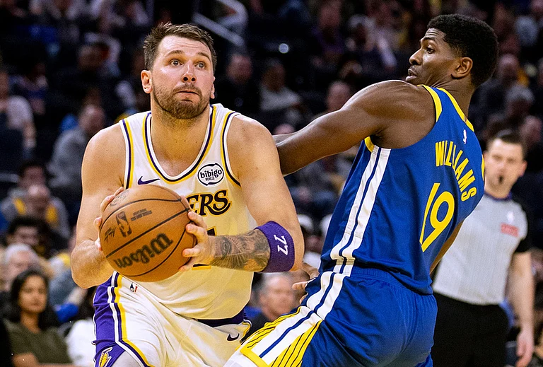 Los Angeles Lakers guard Luka Doncic (77) drives past Golden State Warriors guard Nate Williams (19) during the third quarter of their NBA basketball game in San Francisco. - | Photo: Stephen Lam/San Francisco Chronicle via AP