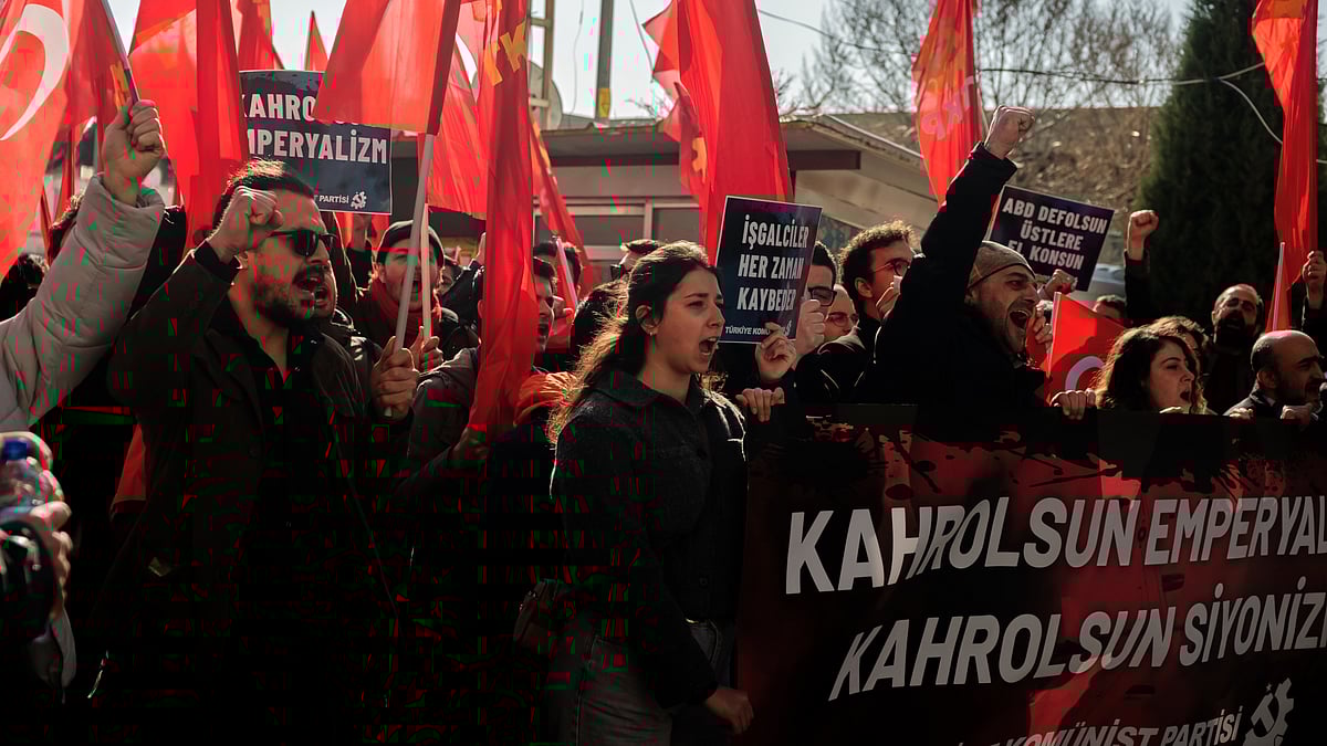 People chant slogans as they protest against U.S. and Israeli strikes on Iran, outside a NATO base in Izmir, Turkey, Saturday, Feb. 28, 2026. - Photo: AP