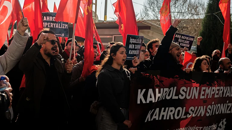 People chant slogans as they protest against U.S. and Israeli strikes on Iran, outside a NATO base in Izmir, Turkey, Saturday, Feb. 28, 2026. - Photo: AP