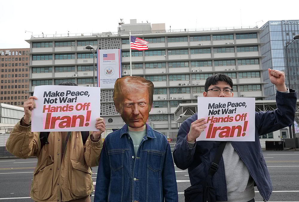 Iran war protest pictures