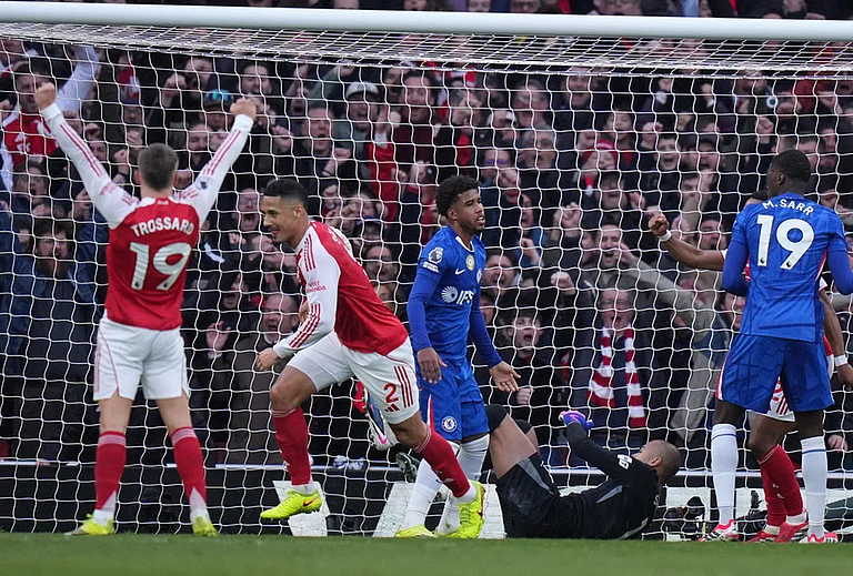 Arsenal's Leandro Trossard and William Saliba celebrates after a goal during the Premier League soccer match between Chelsea Arsenal in London. - | Photo: AP/Alastair Grant
