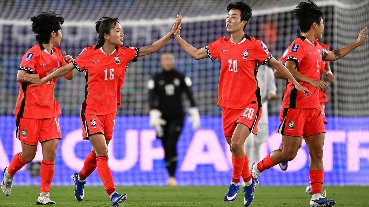 South Korea's Kim Hye-ri, second right, is congratulated by teammate Jang See-gi after scoring a penalty during the Women's Asia Cup soccer match between Iran and South Korea on the Gold Coast, Australia, Monday, March 2, 2026.  - | Photo: AP/DAVE HUNT