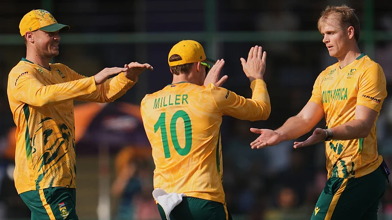 South Africa's Corbin Bosch, right, celebrates with teammates the wicket of Zimbabwe's Tony Munyonga during the T20 World Cup cricket match between South Africa and Zimbabwe in New Delhi, India, Sunday, March 1, 2026. - | Photo: AP/Manish Swarup