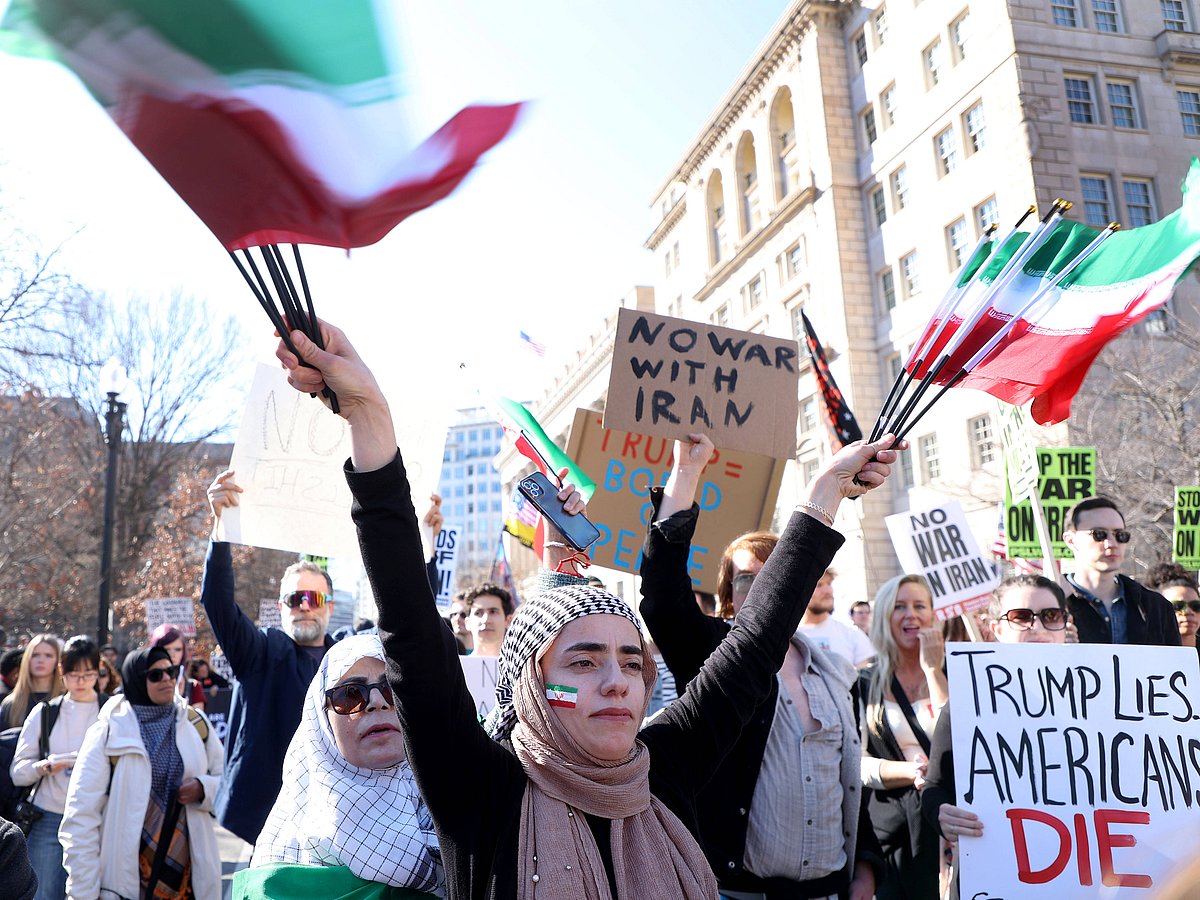February 28, 2026, Washington Dc, Virginia, USA: A woman with an Iranian flag painted on her face shout slogans during a protest condemning the war on Iran in Washington, DC, USA, on February 28, 2026. The United States and Israel launched what the latter called a decisive and unprecedented campaign against Iran, which retaliated with a barrage of missiles that sent residents running for cover on Saturday in cities across the west Asia - IMAGO / ZUMA Press Wire