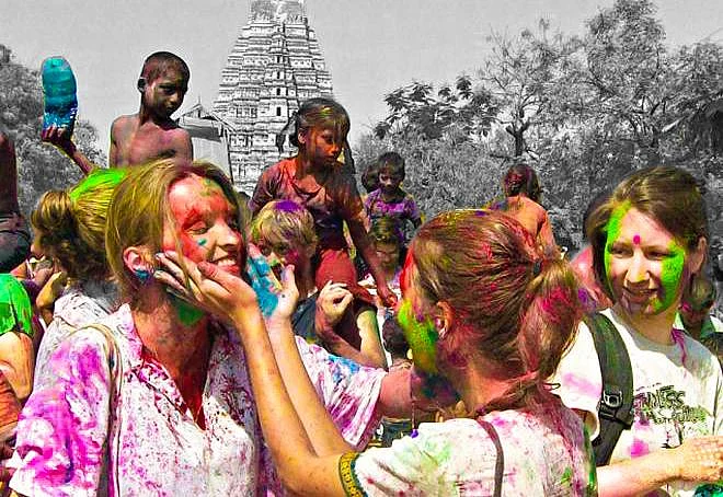 Vibrant Holi joy at Hampi’s Virupaksha Temple