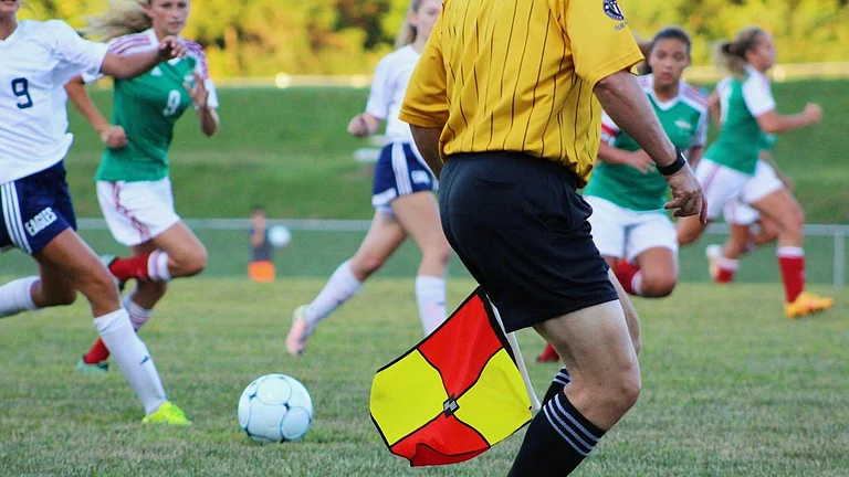 Representative photo of a football linesman with the offside flag. - | Photo: Pexels/Noelle Otto