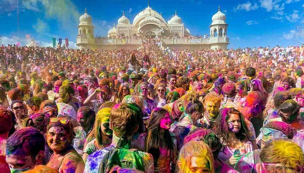 Jaipur crowds celebrating Holi with vibrant colors