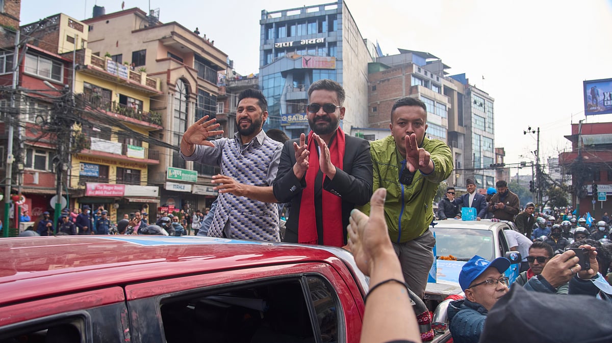 Balendra Shah, center, former mayor of Kathmandu Metropolitan City and prime ministerial candidate of the Rastriya Swatantra Party, joins Rabi Lamichhane, left, the party's president, during an election campaign rally in Lalitpur, Nepal, Saturday, Feb. 28, 2026. - Photo: AP