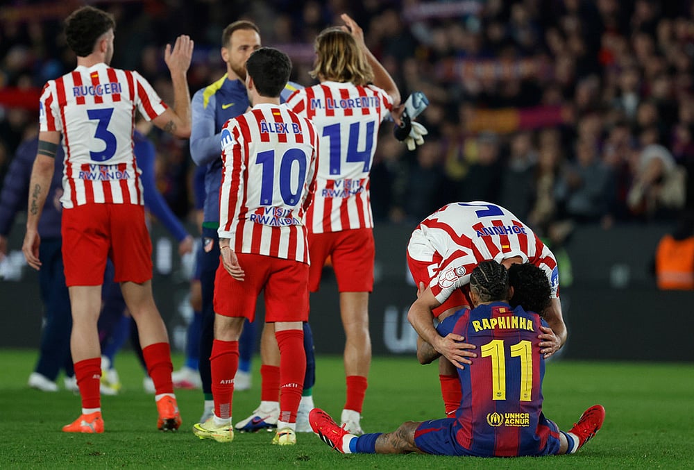 Atletico Madrid's Johnny Cardoso hugs Barcelona's Raphinha after during the Copa del Rey semifinal second leg soccer match between Barcelona and Atletico Madrid in Barcelona, Spain. - | Photo: AP/Joan Monfort