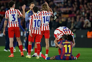 | Photo: AP/Joan Monfort : Atletico Madrid's Johnny Cardoso hugs Barcelona's Raphinha after during the Copa del Rey semifinal second leg soccer match between Barcelona and Atletico Madrid in Barcelona, Spain.