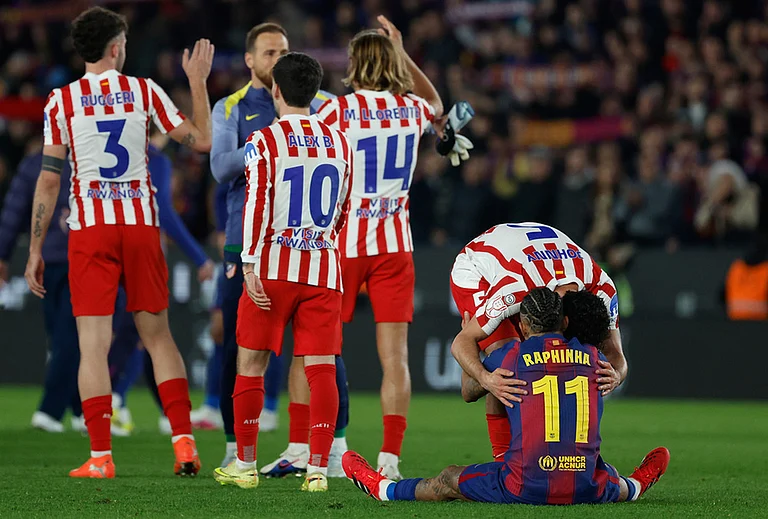 Atletico Madrid's Johnny Cardoso hugs Barcelona's Raphinha after during the Copa del Rey semifinal second leg soccer match between Barcelona and Atletico Madrid in Barcelona, Spain. - | Photo: AP/Joan Monfort
