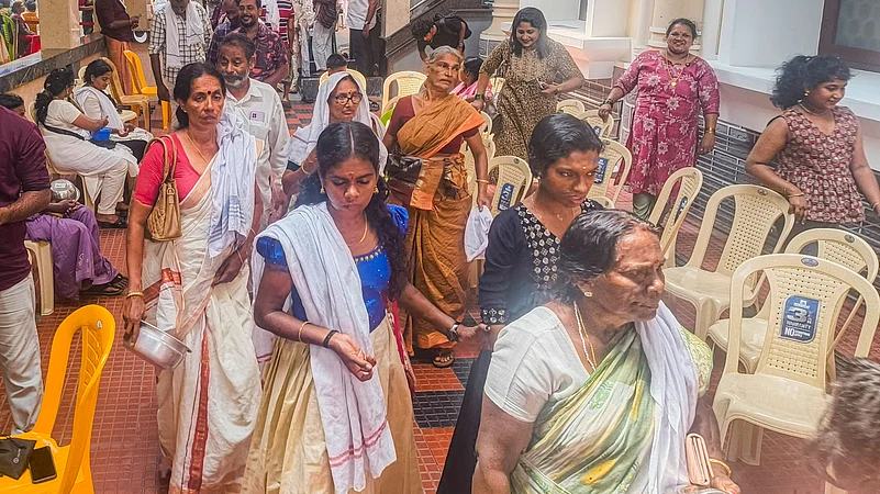 Mosque Hosts Hindu Devotees